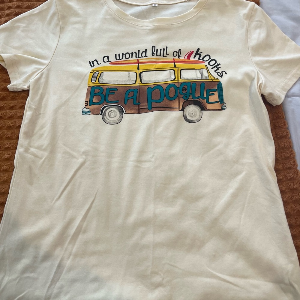 Short sleeve t-shirt. Size small. Outer banks